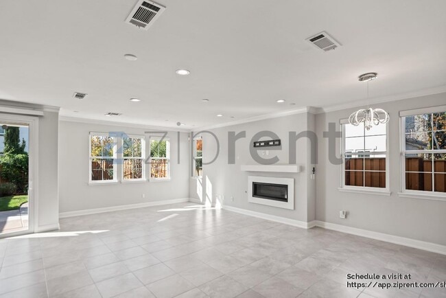 Building Photo - 205 Vereda del Turia