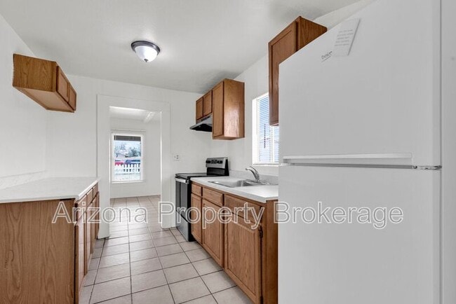 Building Photo - 119 W 9th Pl