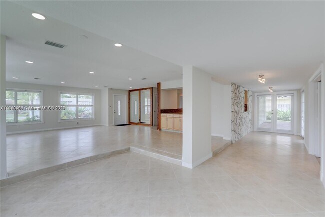 Building Photo - 308 N Crescent Dr