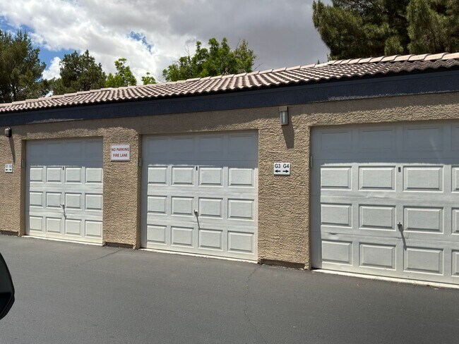 Building Photo - Condo 2 bedroom 2 bathroom Gated Entrance