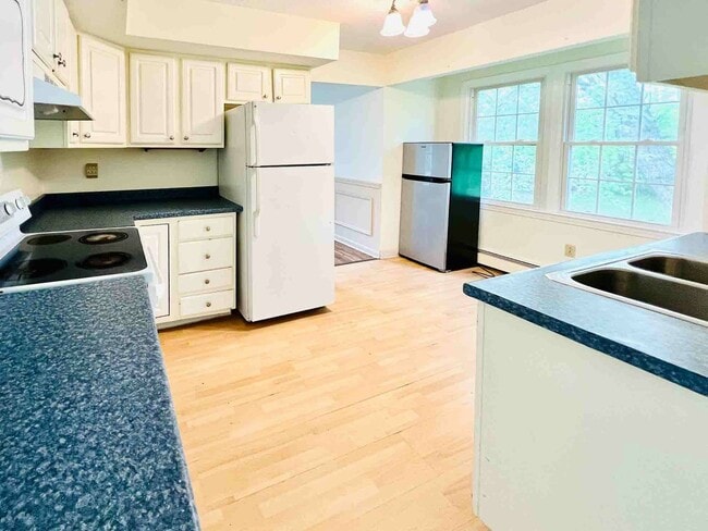 Building Photo - 6-Bedroom, 2-Bath Single-Family Home – Pri...