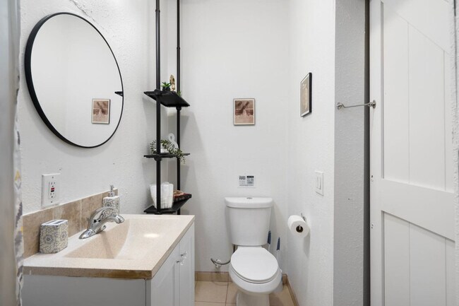 Building Photo - 3733 E Dahlia Dr