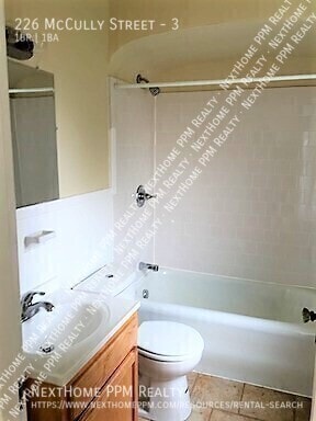 Building Photo - 226 McCully St