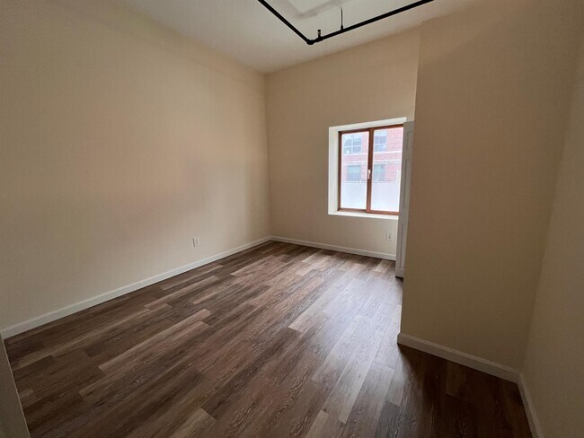 Building Photo - 30 Cross St