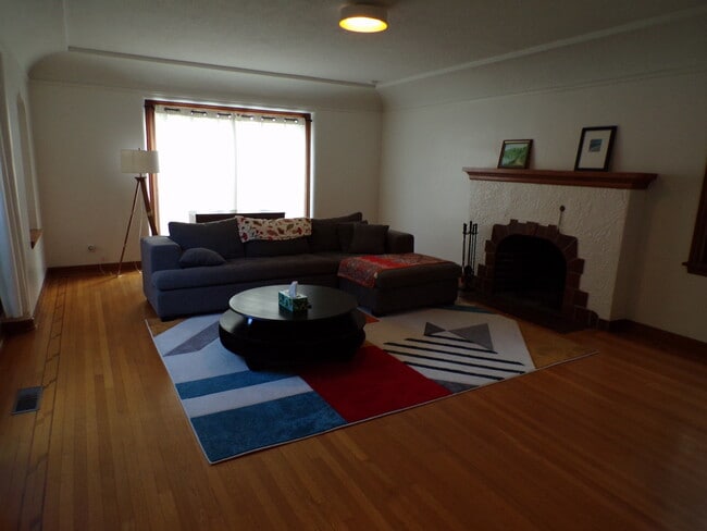 Building Photo - 4621 NE Royal Ct