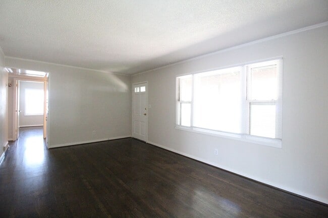 Building Photo - 4 Bedroom 2 Bath Updated Home In Overland Park