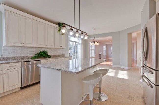 Building Photo - 33 River Oaks Cir E