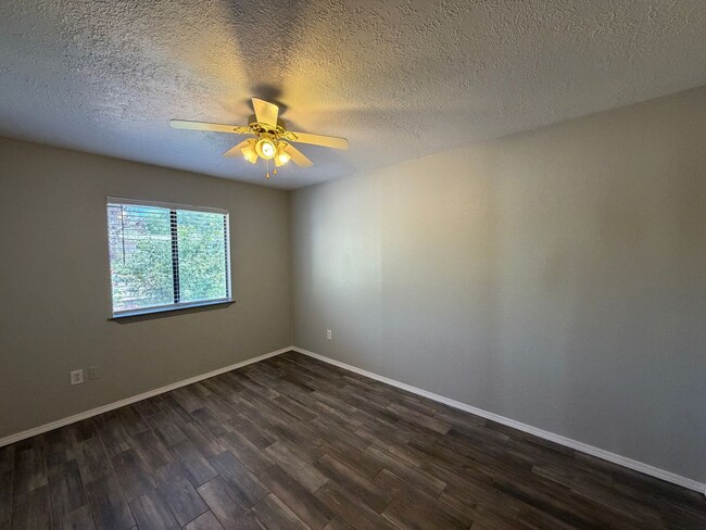 Building Photo - 3 Bedroom Single Story Home Available Near 12th St NW & Menaul Blvd NW!