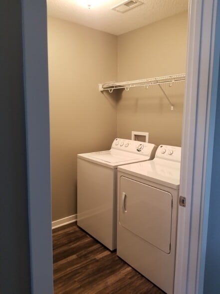 Building Photo - 9083 Daisy Dr