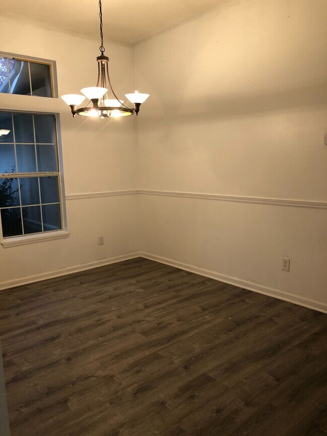 Building Photo - Cute Spacious Westside Home