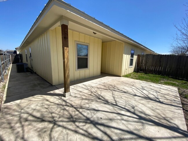 Building Photo - Located 1 Mile from IH 35/ No Carpet / Tons of Upgrades /  Turf Grass in Front Yard / Fenced in B...