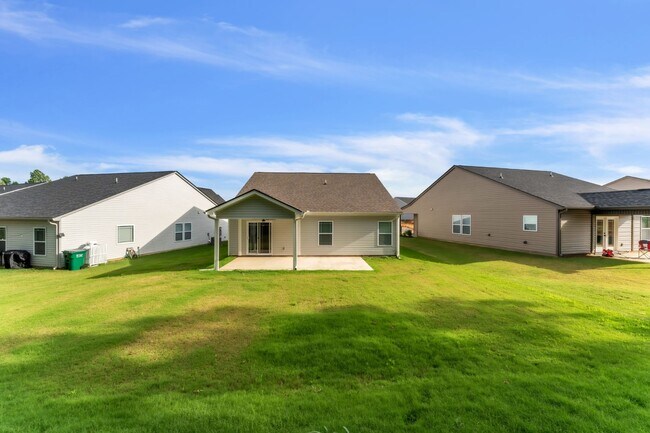 Building Photo - Modern 3-Bedroom Home with Granite Counter...