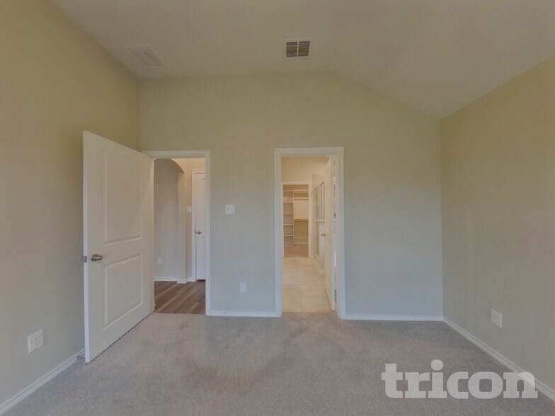 Building Photo - 2557 Hadley St