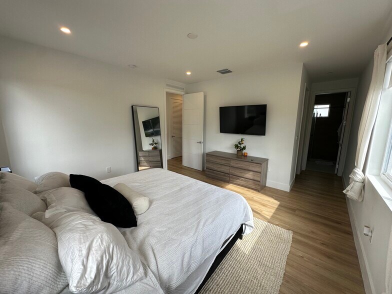 Building Photo - 2109 SW 18th Ave