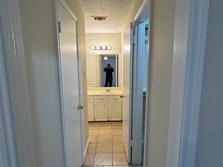 Building Photo - 8915 Emnora Ln