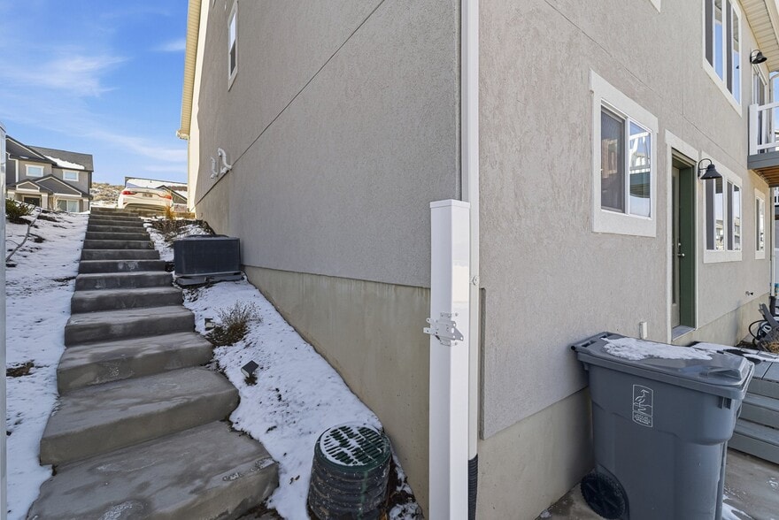 Building Photo - 682 N Bennedict Dr
