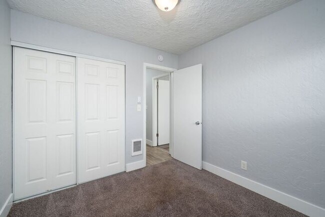 Building Photo - MOVE IN SPECIAL 1ST MONTH RENT FREE!! 2 bedroom unit!!