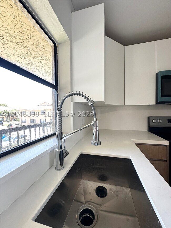 Building Photo - 2540 W 67th Pl