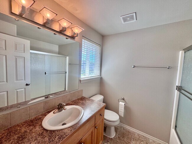 Building Photo - EZ living, Private Townhome setting Central Vancouver