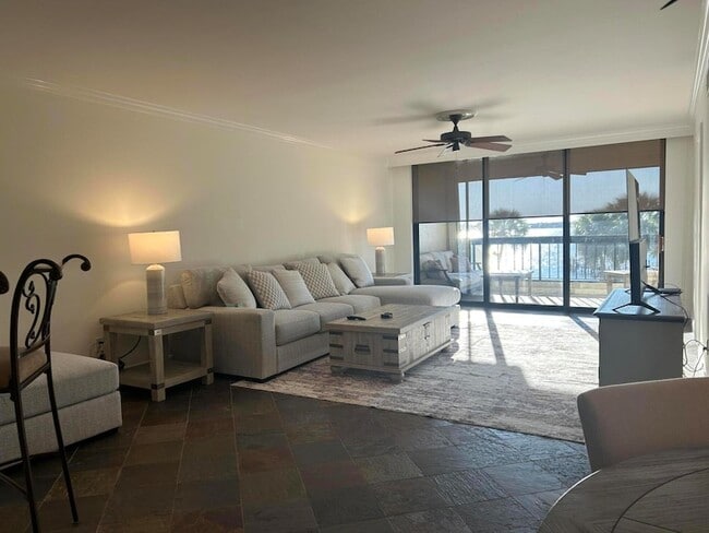 Building Photo - 625 NW North River Dr