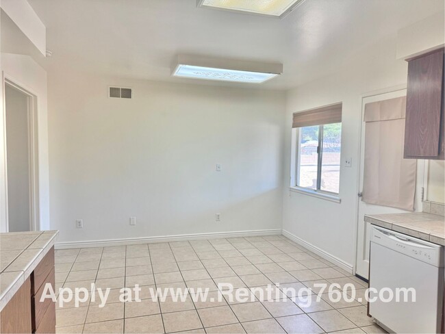 Building Photo - Spacious 2 Bedroom 2 Bathroom Home in Stor...