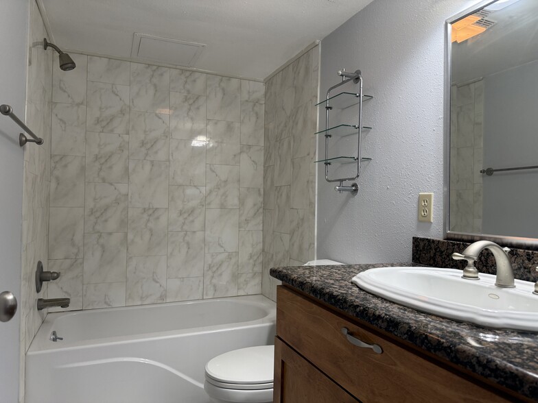 Building Photo - 3915 Saint Charles Ave