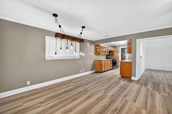 Building Photo - 112 S Wood Ave