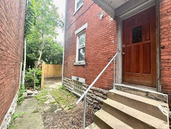Building Photo - 5 bed/2 bath Mins. from UC Campus for Only...