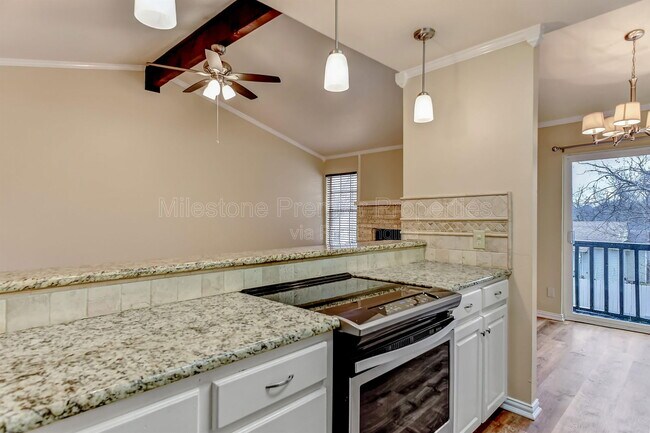 Building Photo - 914 W Washington St