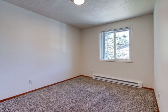 Building Photo - 2 bedroom unit available!! Pets OK!