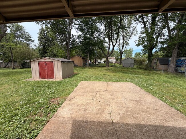 Building Photo - Available Immediately! 3 Bedroom 1 Bath + Bonus & Screened in Porch