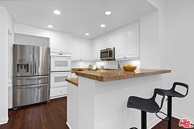 Building Photo - 5625 Crescent Prk W