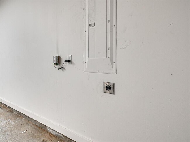 Building Photo - 825 NW 6th St