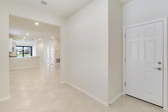 Building Photo - 633 SE Monet Dr