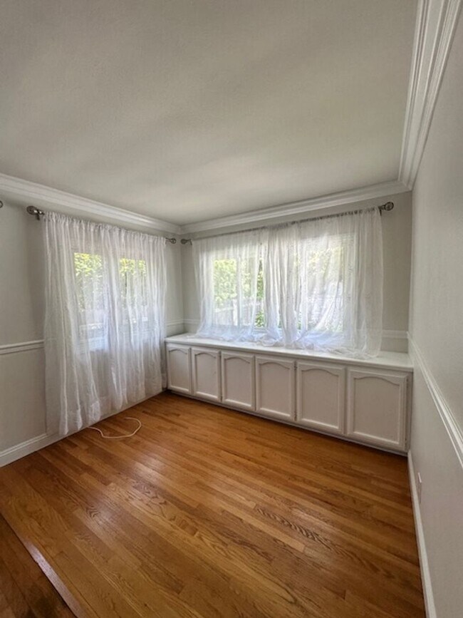 Building Photo - A True Gem in One of the Most Sought-After...