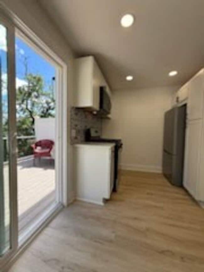 Building Photo - AMAZING 2 Bedroom / Office Townhome for Rent!