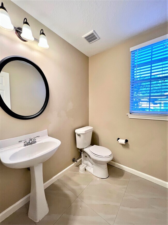 Building Photo - 1802 Hickory Hill Ct