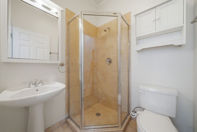 Building Photo - Beautiful and Spacious 2 bedroom, 2 Bathroom Located