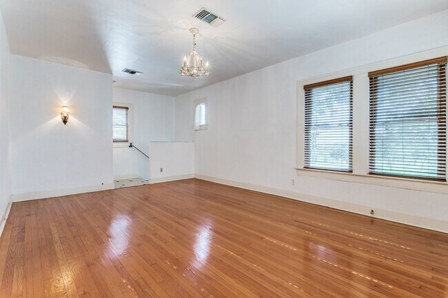 Building Photo - 526 Pershing Ave