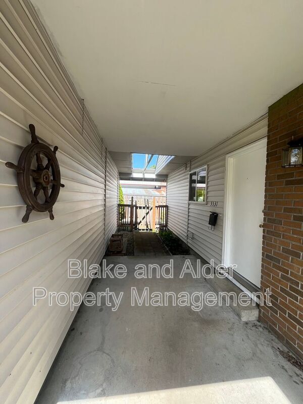 Building Photo - 5531 SW Lombard Ave