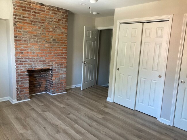 Building Photo - 2BR/1BA Townhouse in Central Northside! September 1 Move in!