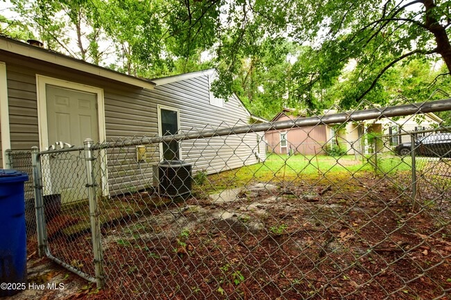 Building Photo - 103 Twinwood Dr