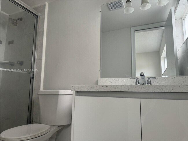 Building Photo - 1060 Crystal Lake Dr