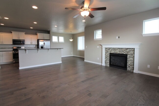 Building Photo - 556 Roslyn Ct