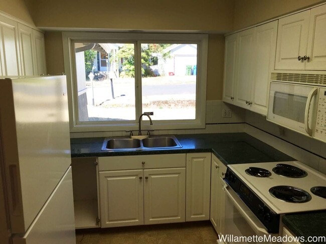 Building Photo - Charming Updated 3 Bedroom Home with A/C, Garage & Fenced Backyard in South Salem