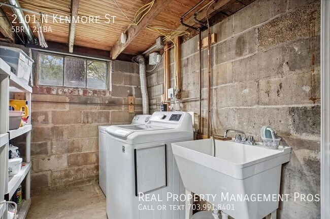 Building Photo - 2101 N Kenmore St