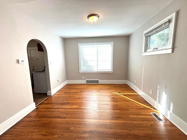 Building Photo - 536 E Jarvis Ave