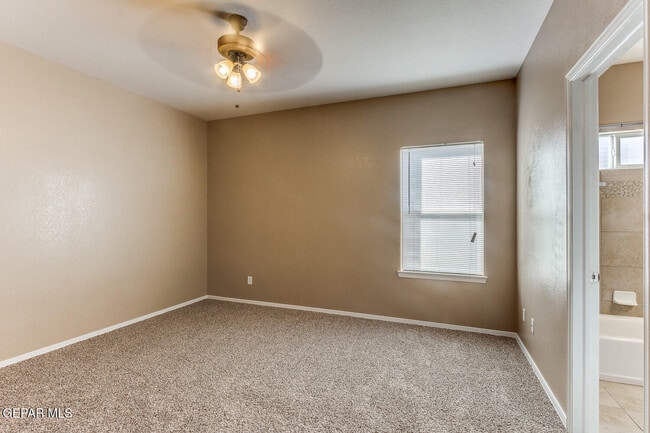 Building Photo - 5819 Redstone Rim Dr