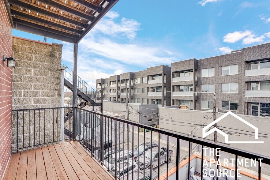 Building Photo - 2358 N Damen Ave