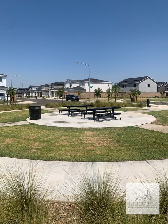 Building Photo - Newer 4 Bedroom 3 Bath Home with SOLAR! Cl...